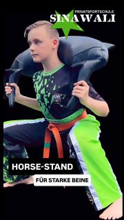 DER HORSE-STAND TRAINIERT KRAFT,ENERGIE UND DURCHHALTEVERMÖGEN 👊pointfight #Kickboxen #kungfu #taekwondo #bjj #modernarnis #stickfighting #workout #boxworkout #fitness #pilates #trx #faszientraining #yoga #physiosport #gesundheit #jugendsport #bildung #kampfsport #tornesch #kummerfeld #rellingen #uetersen #stretching #karate #Selbstverteidigung #zanshin #boxen